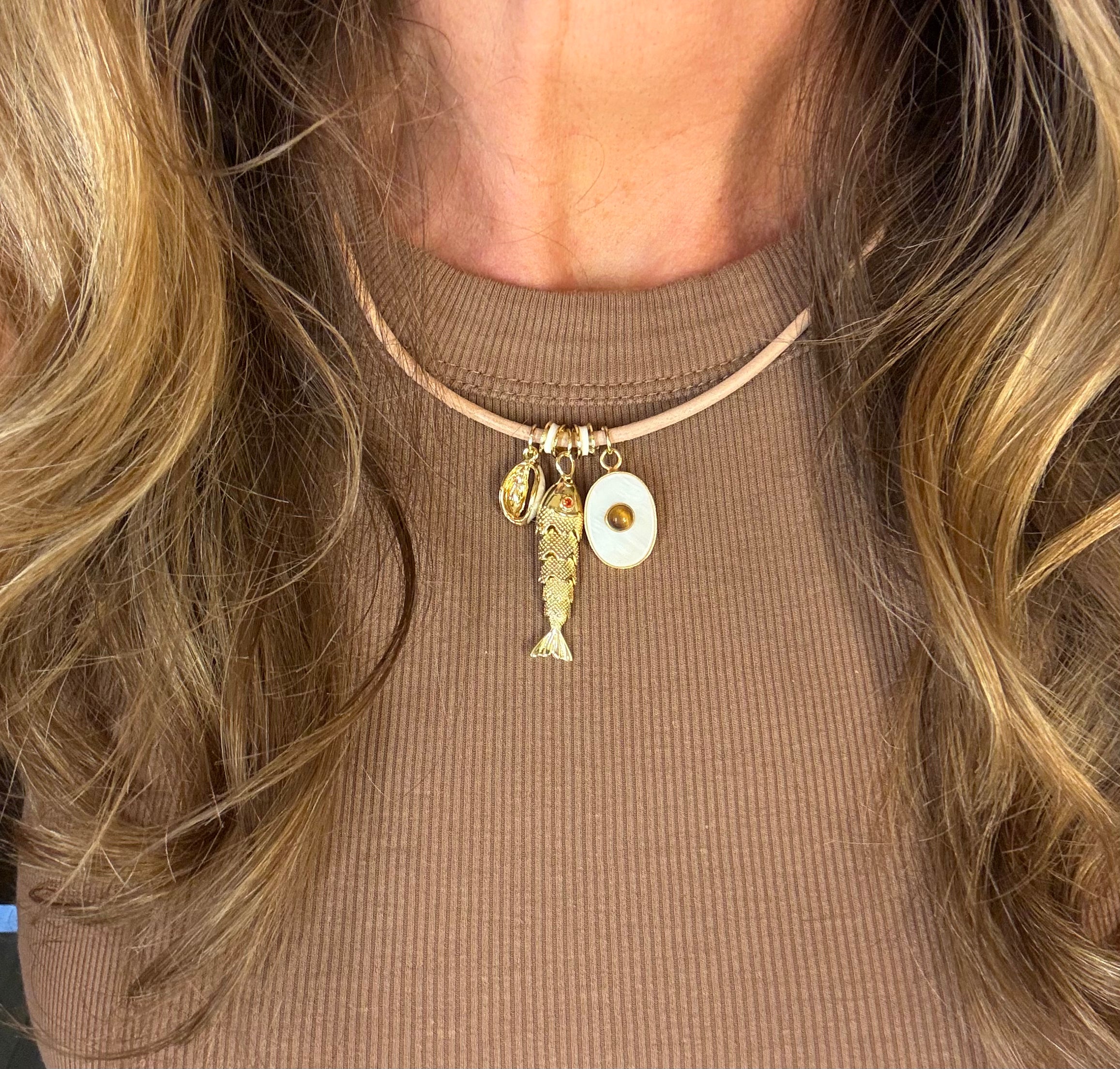 Gold fish and shell necklace - Beige Leather cord